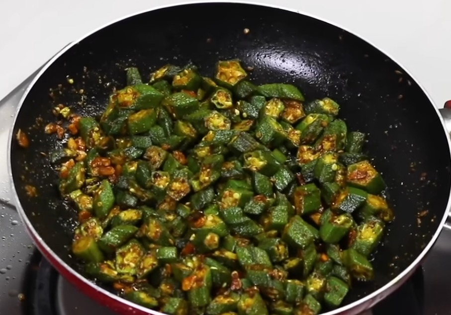 Bhindi mix green chilli curry